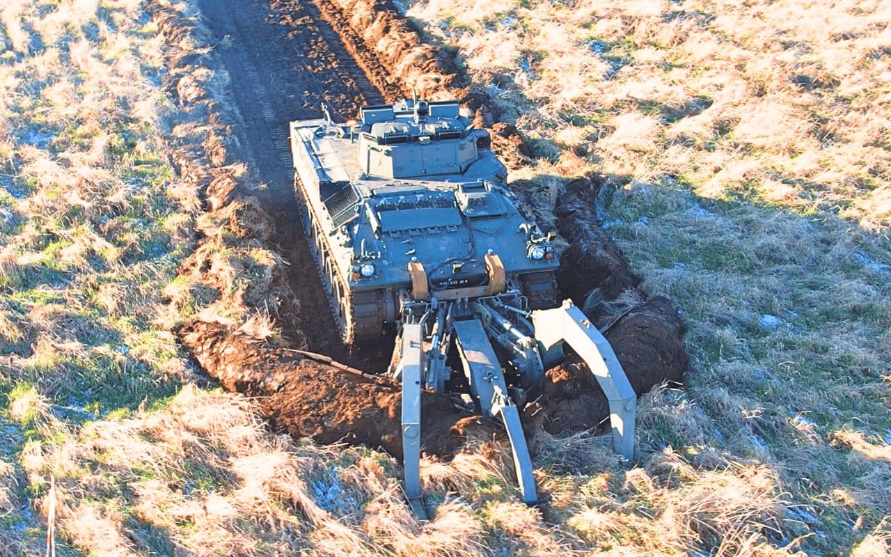 L’armée britannique dévoile un engin terrifiant capable de transformer un champ de mines en route praticable en quelques minutes