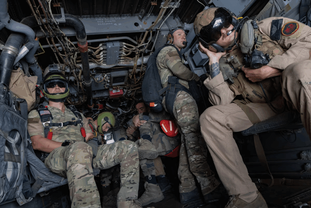 Des militaires américains assis et debout à bord d'un MV-22 Osprey à Djibouti, le 19 mars 2025. Parmi les participants à l'exercice figuraient des militaires américains, français et djiboutiens, représentant 16 unités, dont huit françaises spécialisées dans le gréement, le soutien médical, le soutien au sol et les opérations aériennes