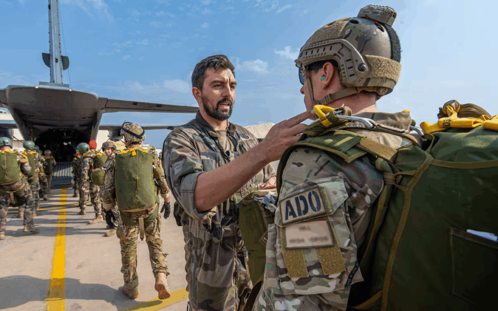 Des militaires américains et français se préparent à embarquer à bord d'un Casa CN 235 français pour participer à un exercice de saut conjoint sur la base aérienne 188 de Djibouti, le 18 mars 2025. Cet exercice comprenait 83 sauts en parachute et deux largages de matériel, avec la participation de 16 unités américaines, françaises et djiboutiennes