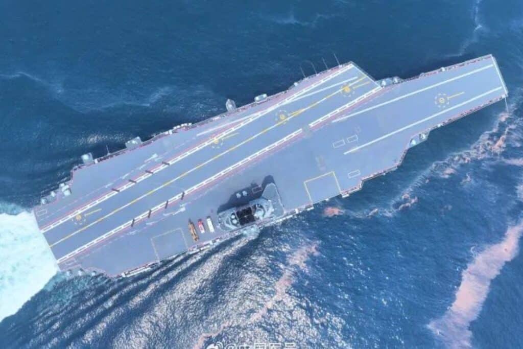 Le Fujian pèse 80 000 tonnes et peut embarquer jusqu'à 3000 marins.