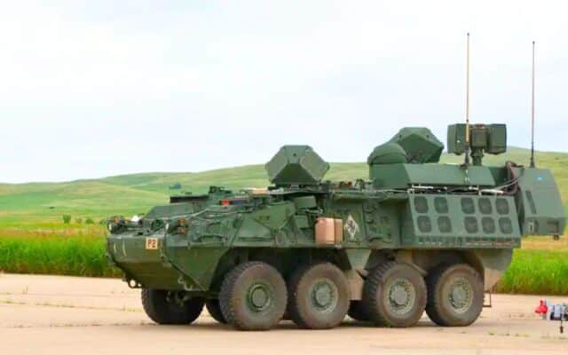 5 km de portée, zéro munition, zéro bruit : cette arme laser américaine détruit les drones en silence depuis un blindé Stryker