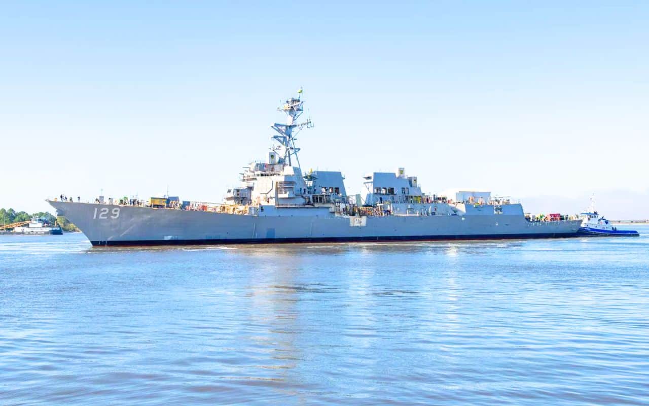 Ce monstre naval de plus de 9 000 tonnes va bouleverser l’équilibre des mers : le dernier-né des destroyers américains embarque un radar surpuissant et un arsenal écrasant