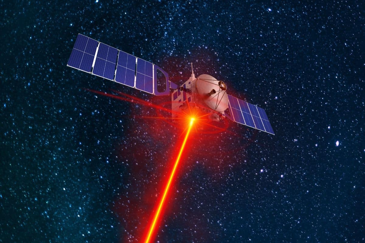 La Chine construit le plus grand cristal laser du monde pour détruire des satellites depuis le sol