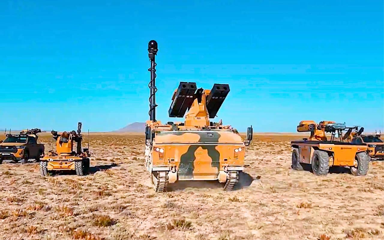 Cette machine turque peut coordonner quatre robots de combat en temps réel sans intervention humaine et tire des missiles guidés sur 8 km