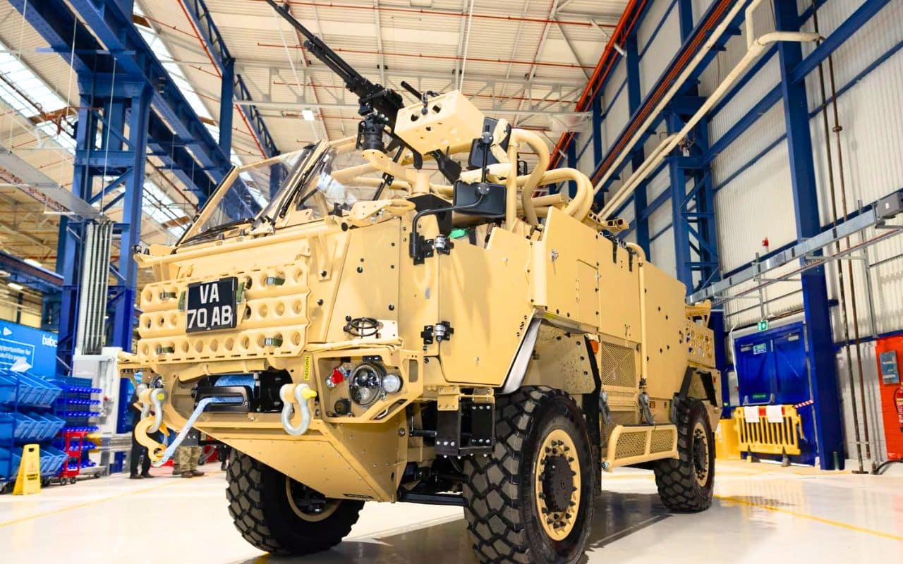 Cette nouvelle bête de guerre britannique fait mieux que les tanks : elle fonce à 120 km/h, grimpe partout et transporte 2 tonnes d’équipement
