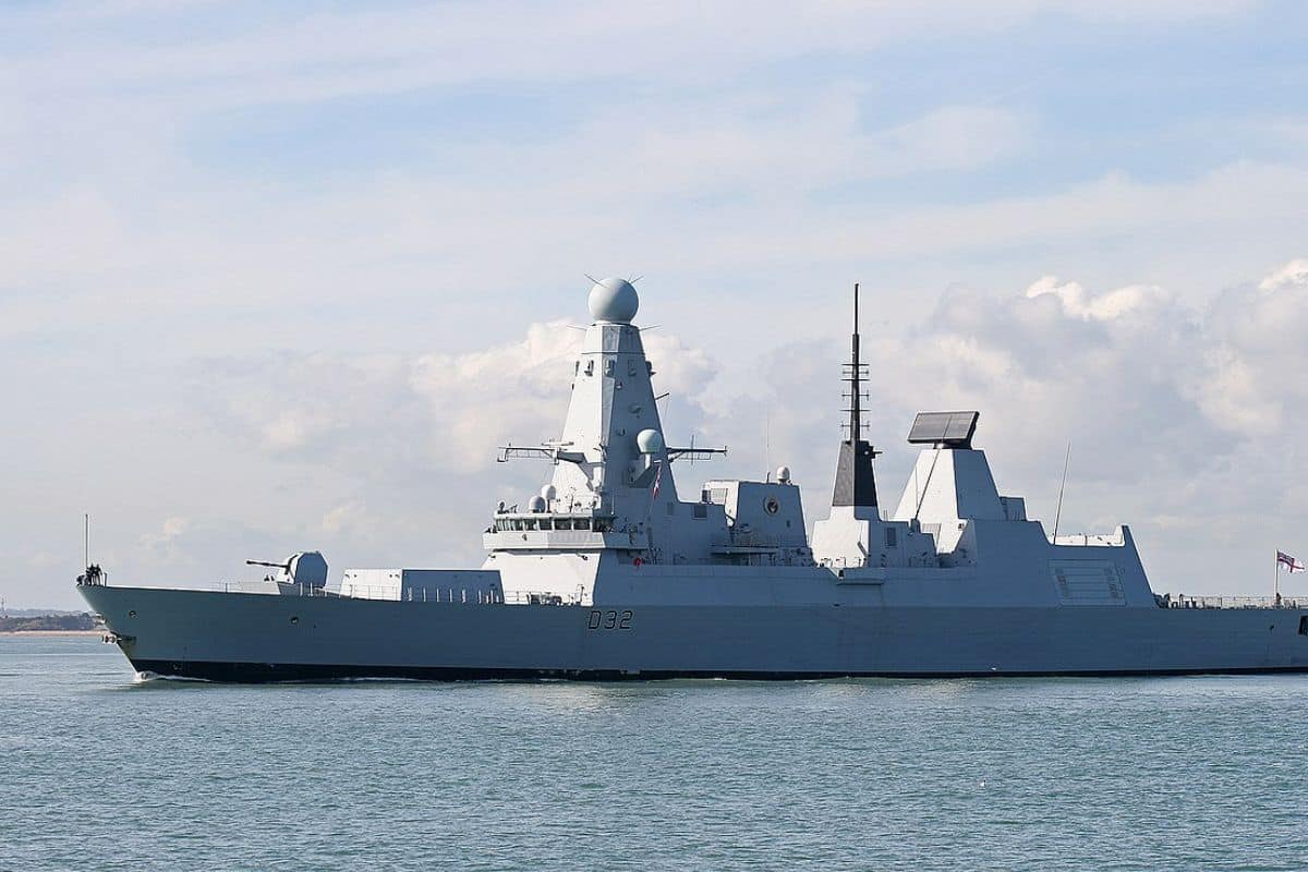 Le HMS Daring (D32), un destroyer antiaérien de défense de zone à conception furtive de la Royal Navy, quittant la base navale de Portsmouth, Royaume-Uni.