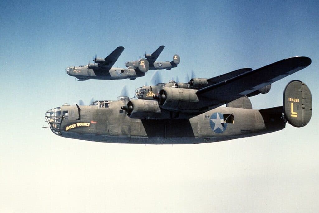 Des B-24D du 93rd Bomb Group en formation.