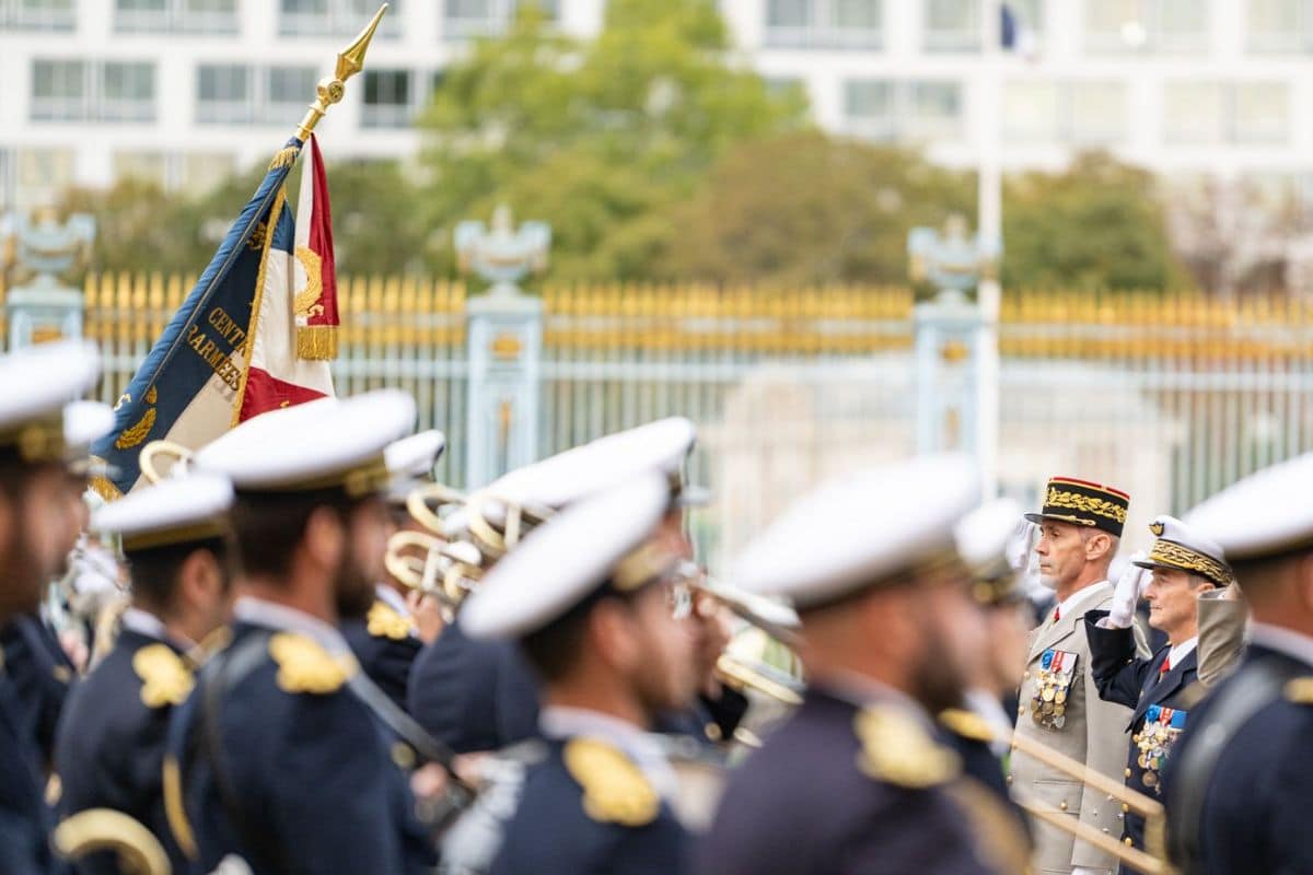 Les 8000 membres de "l'équipe de France" de l'espionnage militaire reçoivent un rare hommage de la part du chef d’état-major des armées Fabien Mandon