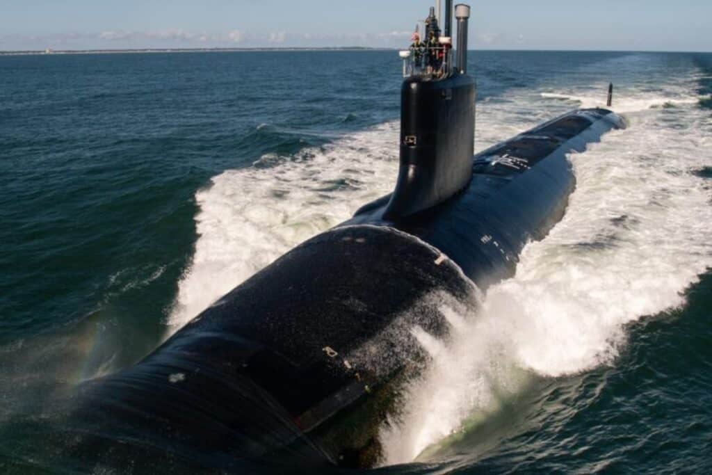 Le Massachusetts est le dernier cri des innovations sous-marine américaine et il impressionne par ses dimensions. 140,5 mètres de long, 10,3 mètres de large, 10 200 tonnes en plongée, vitesse supérieure à 46 km/h sous l’eau.