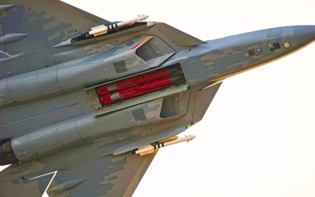 Ce que la Russie vient de dévoiler avec son Su-57 glace le sang : une version furtive doté d'un missile mach 3,6 prêt à éliminer les défenses aériennes les plus avancées