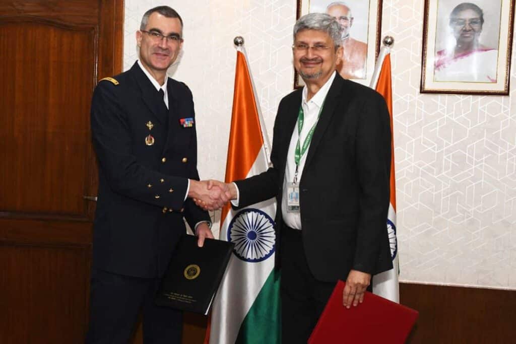 À gauche : l’Ingénieur Général de l’Armement Gaël Diaz de Tuesta, Directeur National des Armements français / À droite : Samir V. Kamat, le patron de l’Organisation indienne de recherche pour la défense (DRDO)