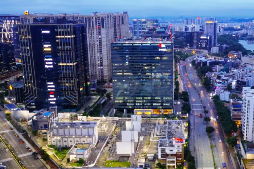 Hyderabad s’impose comme l’un des pôles technologiques les plus dynamiques de l’Inde, avec un écosystème qui rassemble laboratoires, centres de R&D et industries aéronautiques. La ville abrite aussi un tissu industriel en pleine expansion, où s’installent des géants comme Safran, grâce à une main-d’œuvre qualifiée et à des infrastructures modernes.