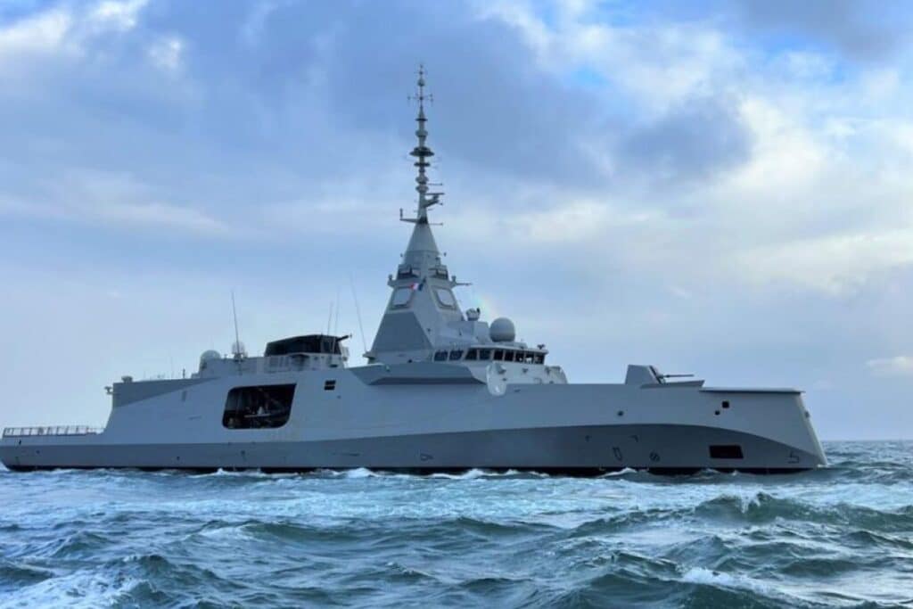 La FDI est une frégate française de nouvelle génération conçue pour opérer dans des environnements complexes, en combinant un radar à quatre faces et une architecture numérique poussée. Elle embarque les missiles Aster pour la défense aérienne et un ensemble de capteurs très avancés qui en font l’un des bâtiments les plus modernes de sa catégorie.