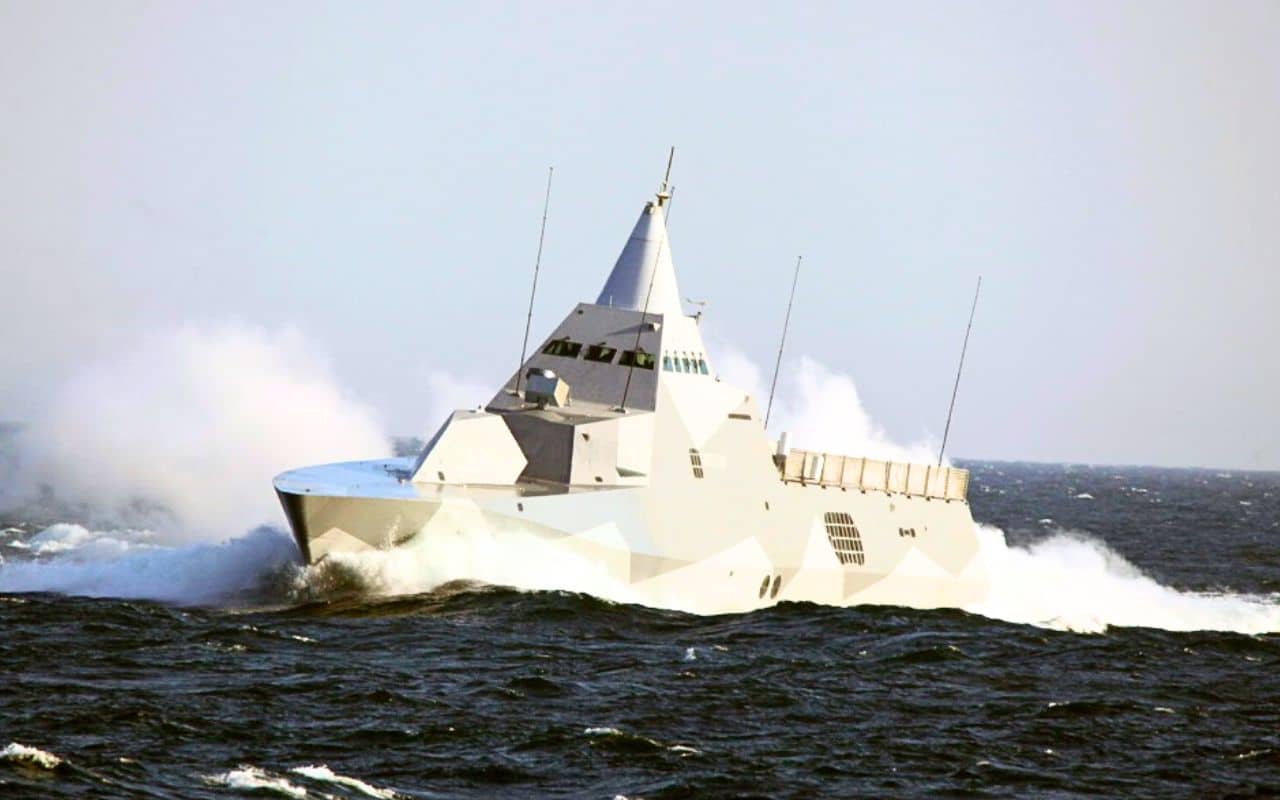 La Suède s'impose en mer baltique avec un système furtif unique : cette trappe robotisée transforme ses corvettes en tueurs silencieux des mers