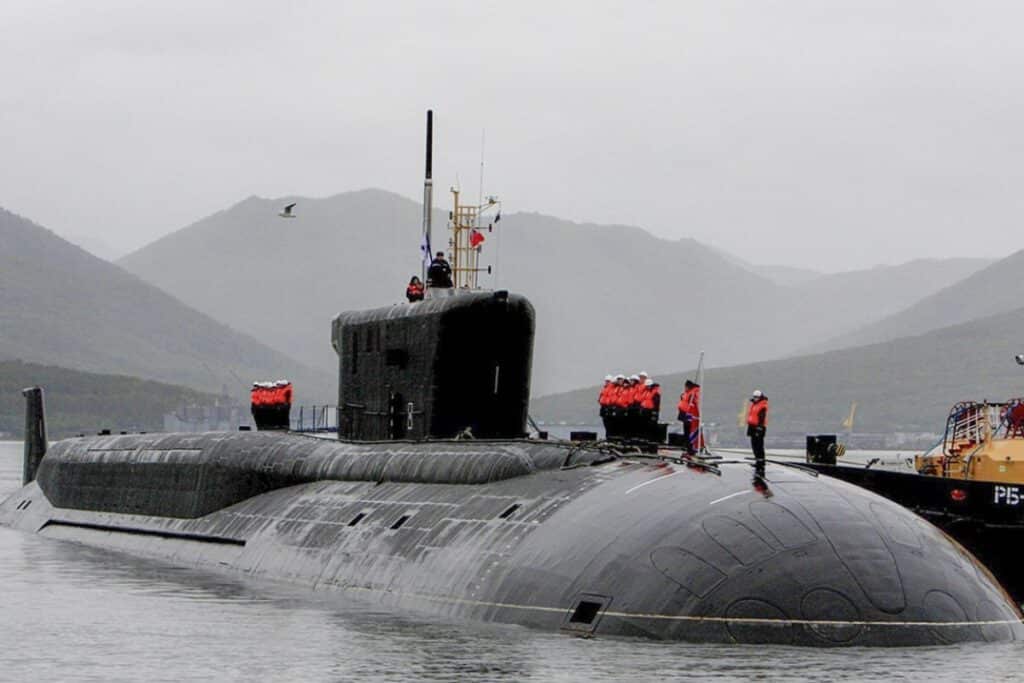 Les SNLE de la classe Boreï (ici le K-550 « Alexandre Nevski » ) sont des monstres de 170 mètres de long capable d’embarquer 16 missiles Boulava avec 6 à 10 têtes de 150/100 kt