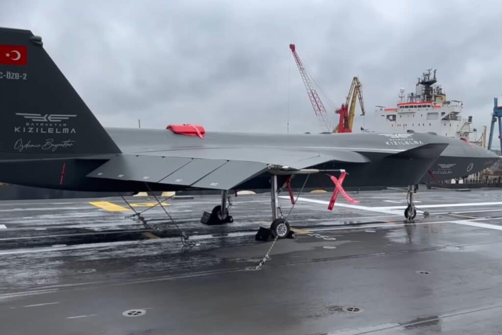 Un drone sur le pont d'envol du TCG Anadolu en 2023 alors en construction.