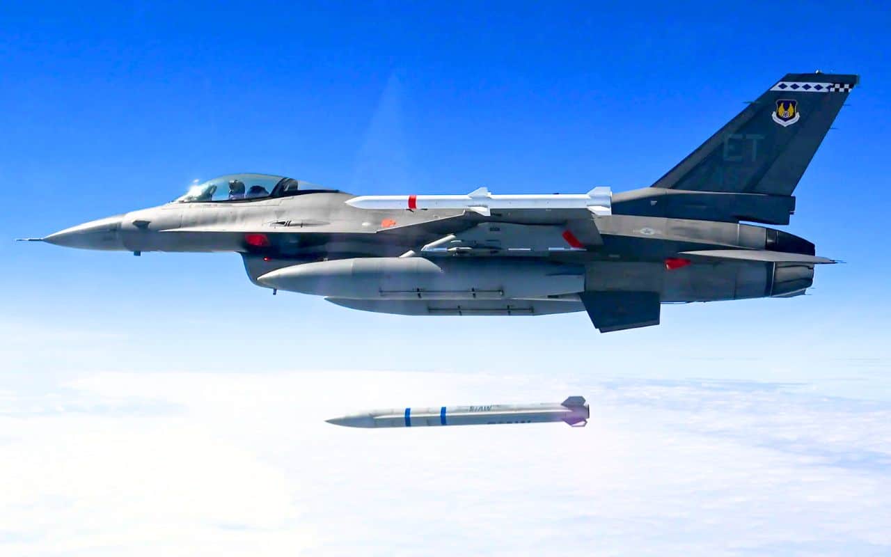 Les USA sortent leur joker militaire : ce missile offre aux États-Unis une frappe invisible à plus de 500 km rebattant toutes les cartes face aux défenses anti-aériennes russes et chinoises