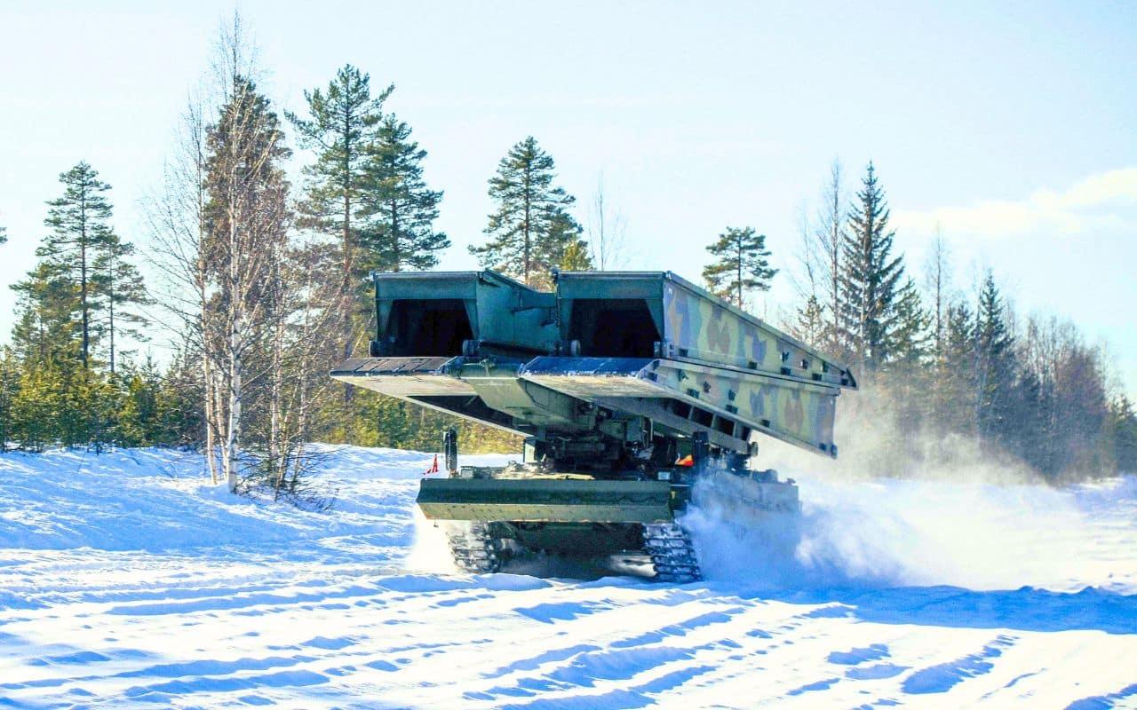 Ce pays de l’Est muscle sa défense face à la Russie avec des blindés transformés en poseurs de ponts pour franchir n’importe quel obstacle