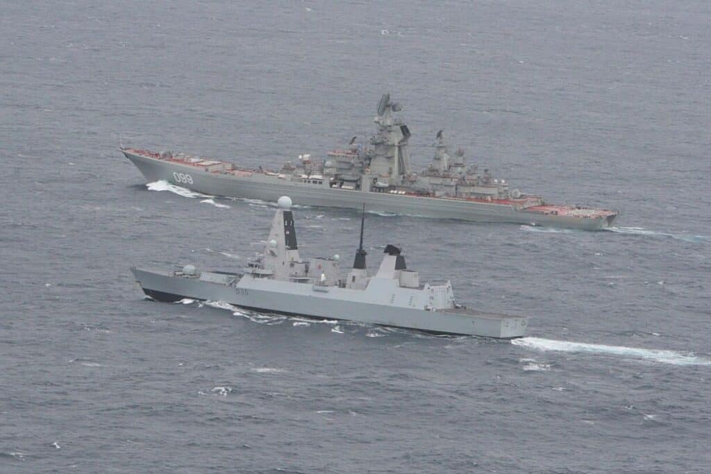 Le HMS Dragon à coté du Pyotr Velikiy (Pierre le Grand en russe) en mai 2014 dans la Manche.