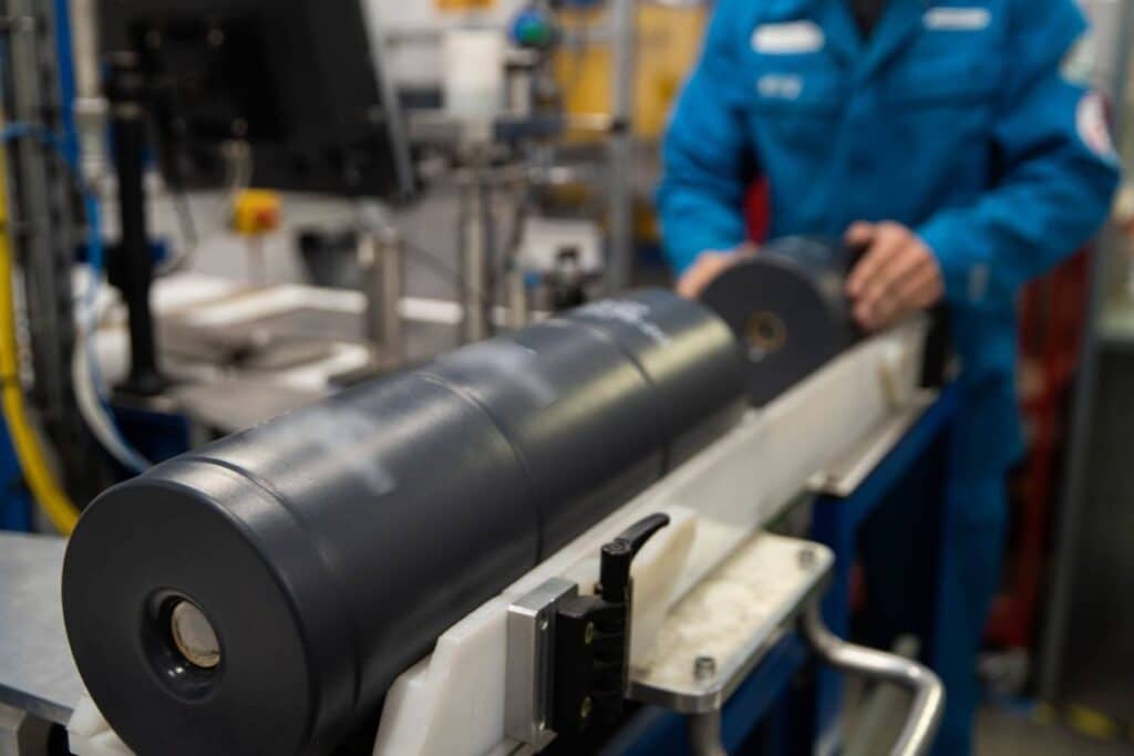 Développée en moins de 18 mois par les équipes de Bergerac et de Karlskoga, la nouvelle charge modulaire de 155 mm intègre pour la première fois l’impression 3D de matériaux énergétiques et une production robotisée à grande cadence.Cette extension de gamme vise les principaux systèmes d’artillerie de 155 mm en service.