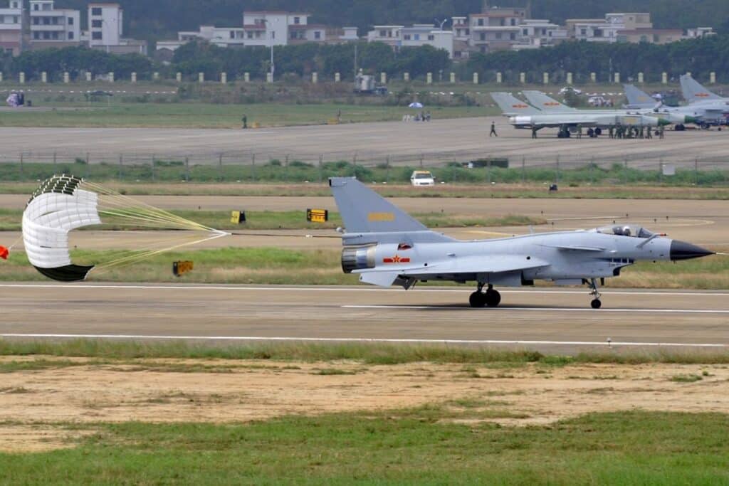 Un J-10A chinois déployant son parachute.