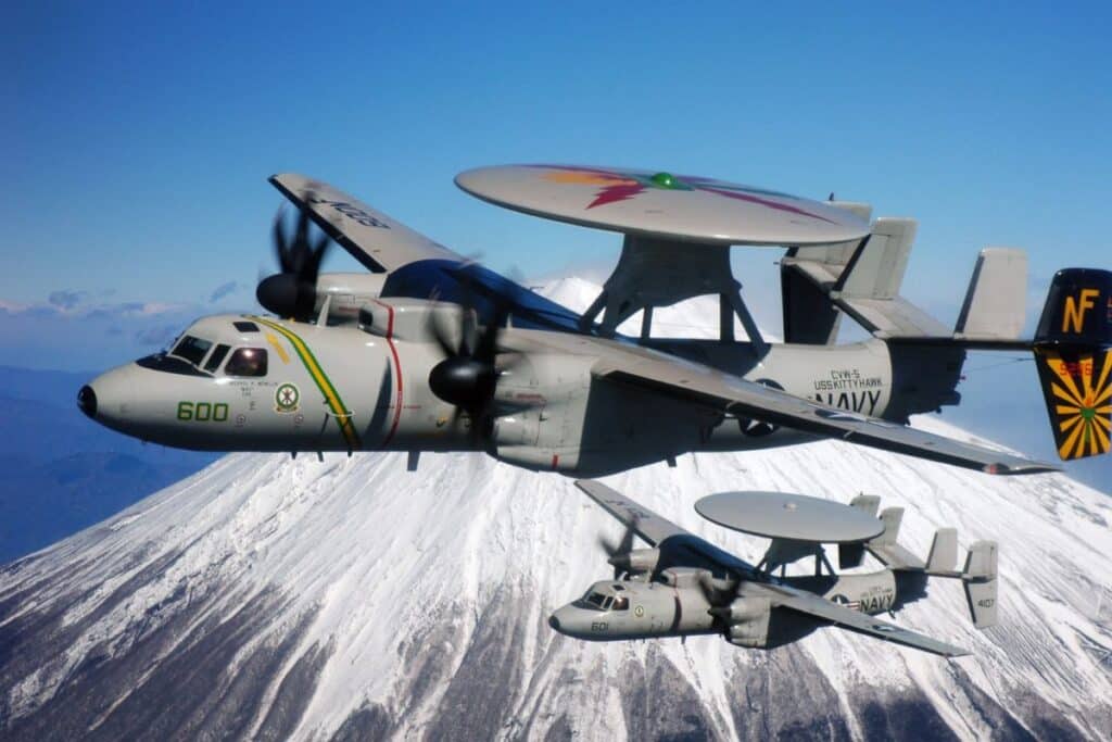 Deux Grumman E-2 Hawkeye volant au dessus du Mont Fuji au Japon.