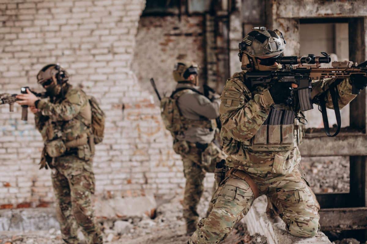 Section d’infanterie française en patrouille lors d’un exercice opérationnel