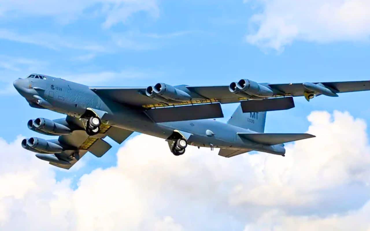 Personne n’aurait cru que ce dinosaure de la guerre froide volerait encore : les Etats-Unis relancent un avion vieux de 70 ans capable de rivaliser avec les avions furtifs