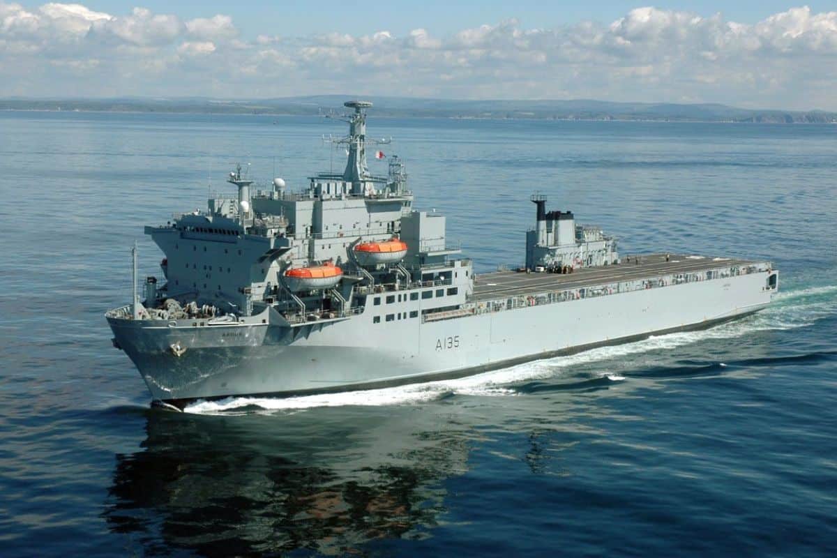 Le plus grand rival de la France continue sa lente dégringolade en tant que puissance navale en abandonnant sans remplaçant ce navire au profil atypique