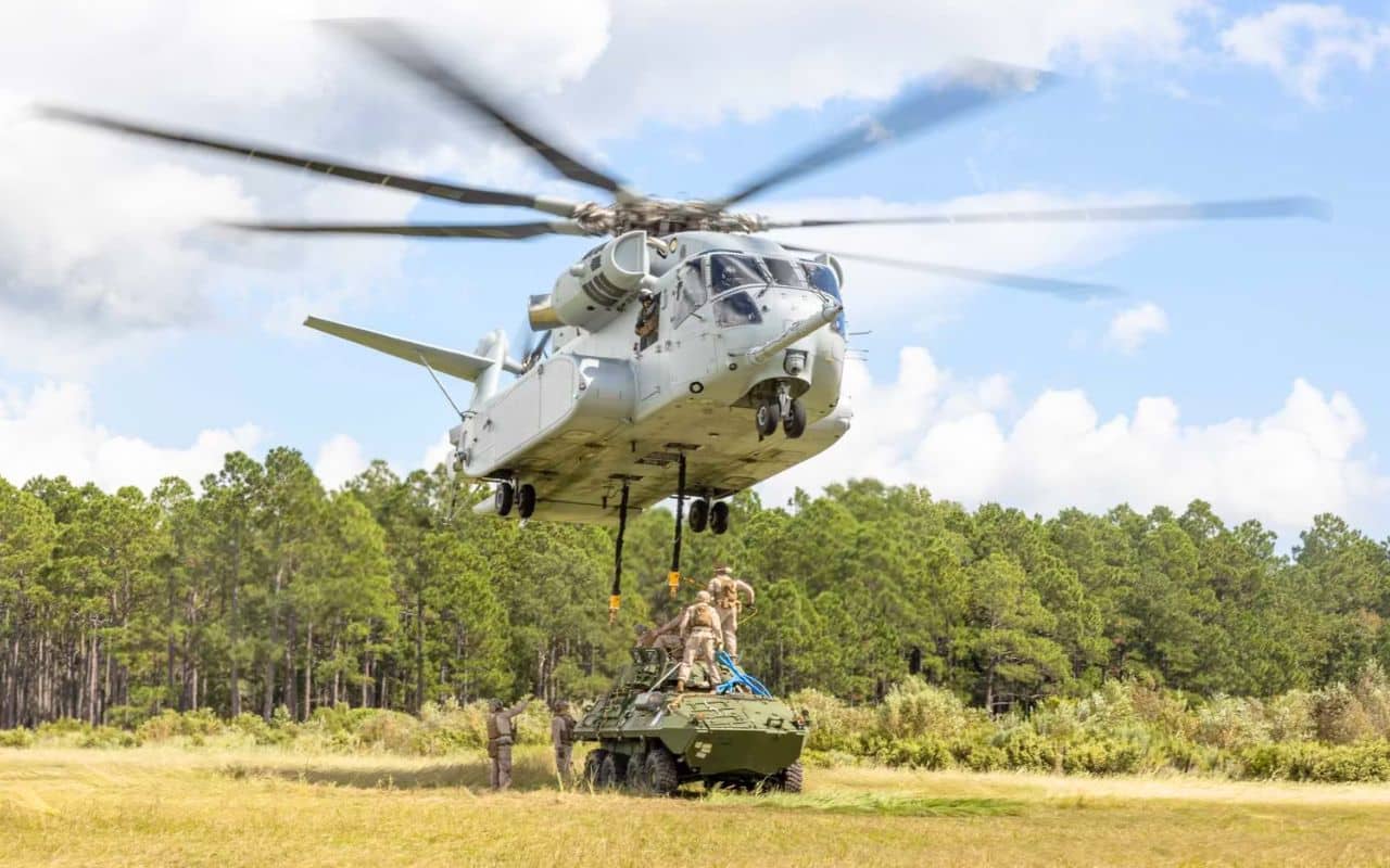 La Belgique envisage le CH-53K King Stallion, l’hélicoptère américain capable de déplacer 12 247 kg sur 204 km même en conditions difficiles