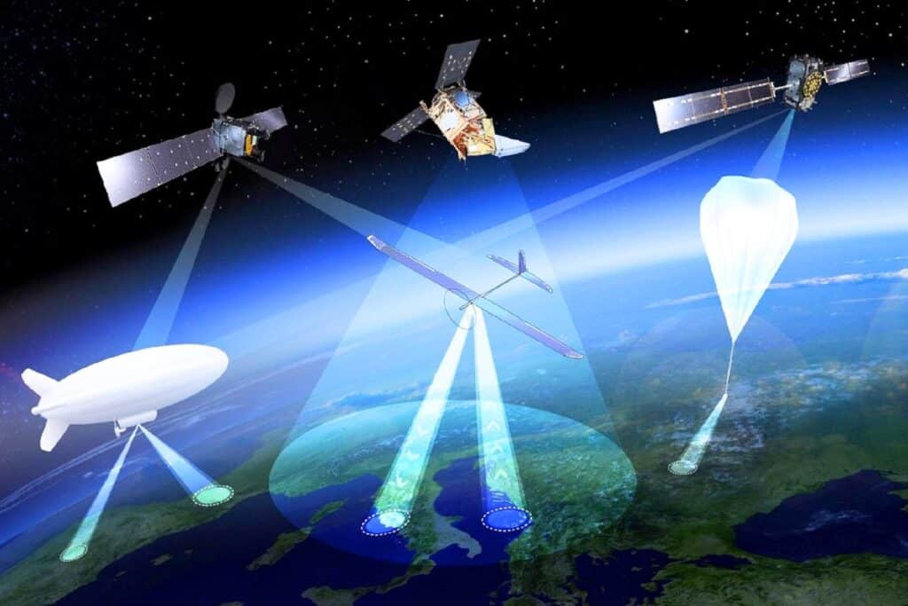 Les HAPS (High Altitude Pseudo-Satellites) sont des plateformes qui flottent ou volent à très haute altitude comme des avions classiques, mais fonctionnent davantage comme des satellites, à la différence qu’au lieu d’opérer depuis l’espace, ils peuvent rester en position dans l’atmosphère pendant des semaines, voire des mois. Ils permettent notamment une surveillance et un suivi très précis, des communications à large bande passante ou encore un soutien aux services de navigation par satellite existants (crédit image : ESA)