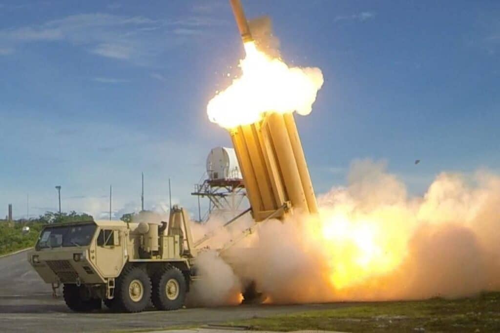 Tir d’essai d’un missile THAAD, système américain de défense antimissile conçu pour intercepter les missiles balistiques à haute altitude.Ce missile détruit sa cible par impact direct à très grande vitesse, sans ogive explosive, grâce à l’énergie cinétique.
Crédit photo : Armée américaine / Ralph Scott / Missile Defense Agency / Département de la Défense des États-Unis.