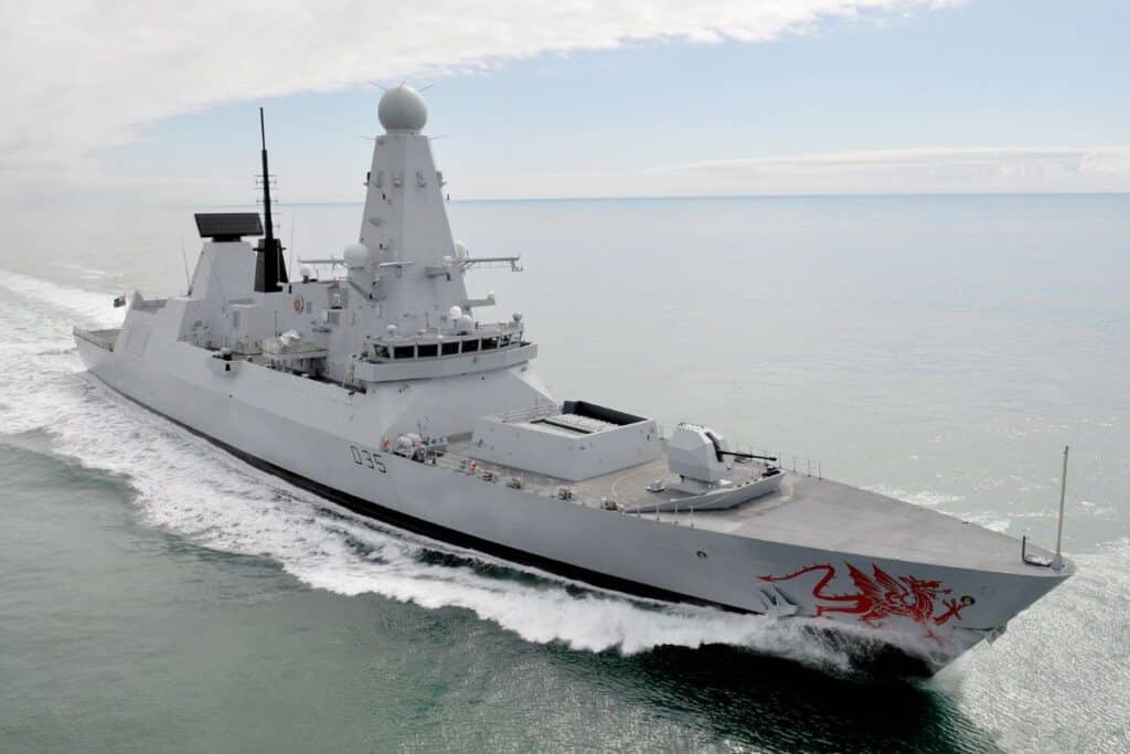Le destroyer HMS Dragon, bâtiment de défense aérienne de la Royal Navy, est spécialisé dans la protection d’une flotte contre les avions et les missiles.Armé du système Sea Viper et de missiles Aster, ce navire de guerre de 152 mètres accompagne les groupes navals britanniques dans les zones de tension.