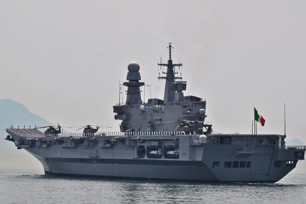 Le Cavour, porte-aéronefs de la marine italienne entré en service en 2009, est le navire amiral de la flotte de la Marina Militare.Long de 244 mètres, il peut embarquer des avions F-35B, des hélicoptères et des troupes, combinant capacités aéronavales et amphibies.