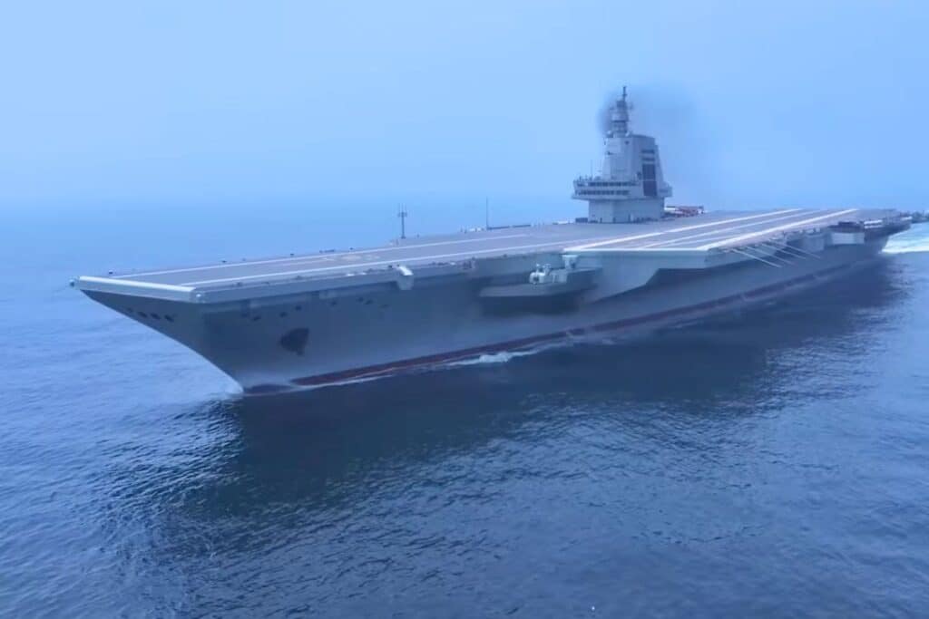 Avec ses 80 000 tonnes, le Fujian peut prétendre au titre de bâtiment de guerre à propulsion non nucléaire le plus lourd de l'Histoire.