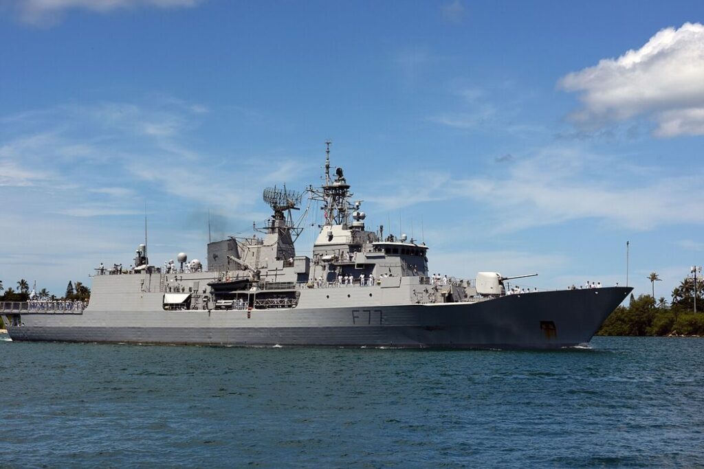 Le HMNZS Te Kaha est une frégate de la Royal New Zealand Navy appartenant à la classe Anzac, mise en service en 1997. Longue de 118 mètres, elle est conçue pour les missions de combat naval, d’escorte et de surveillance maritime, avec des capacités renforcées après modernisation.