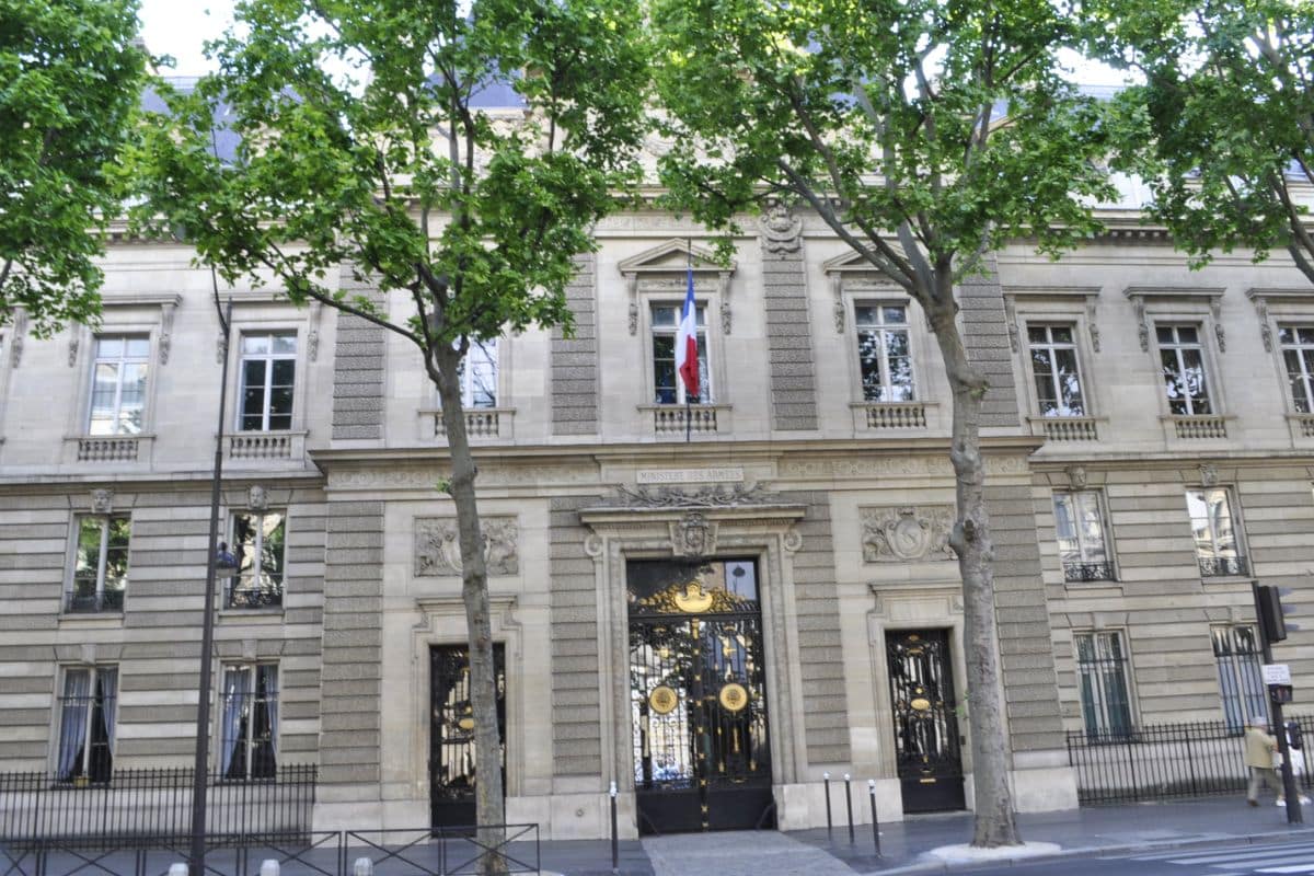 Le gouvernement veut proposer de meilleurs salaires pour attirer les cerveaux dans l'armée : 4000 postes à pourvoir en 2026