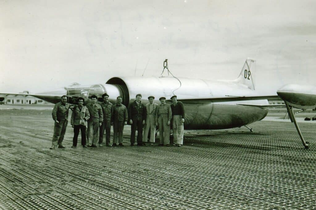 Le statoréacteur est un moteur à réaction très efficace entre Mach 3 et Mach 5, mais il ne peut pas fonctionner à vitesse nulle, ce qui impose l’usage d’un autre moteur pour le lancement. Pour dépasser ces limites, des versions avancées appelées superstatoréacteurs (scramjets) ont été développées, capables d’atteindre des vitesses supérieures à Mach 5 à 6.