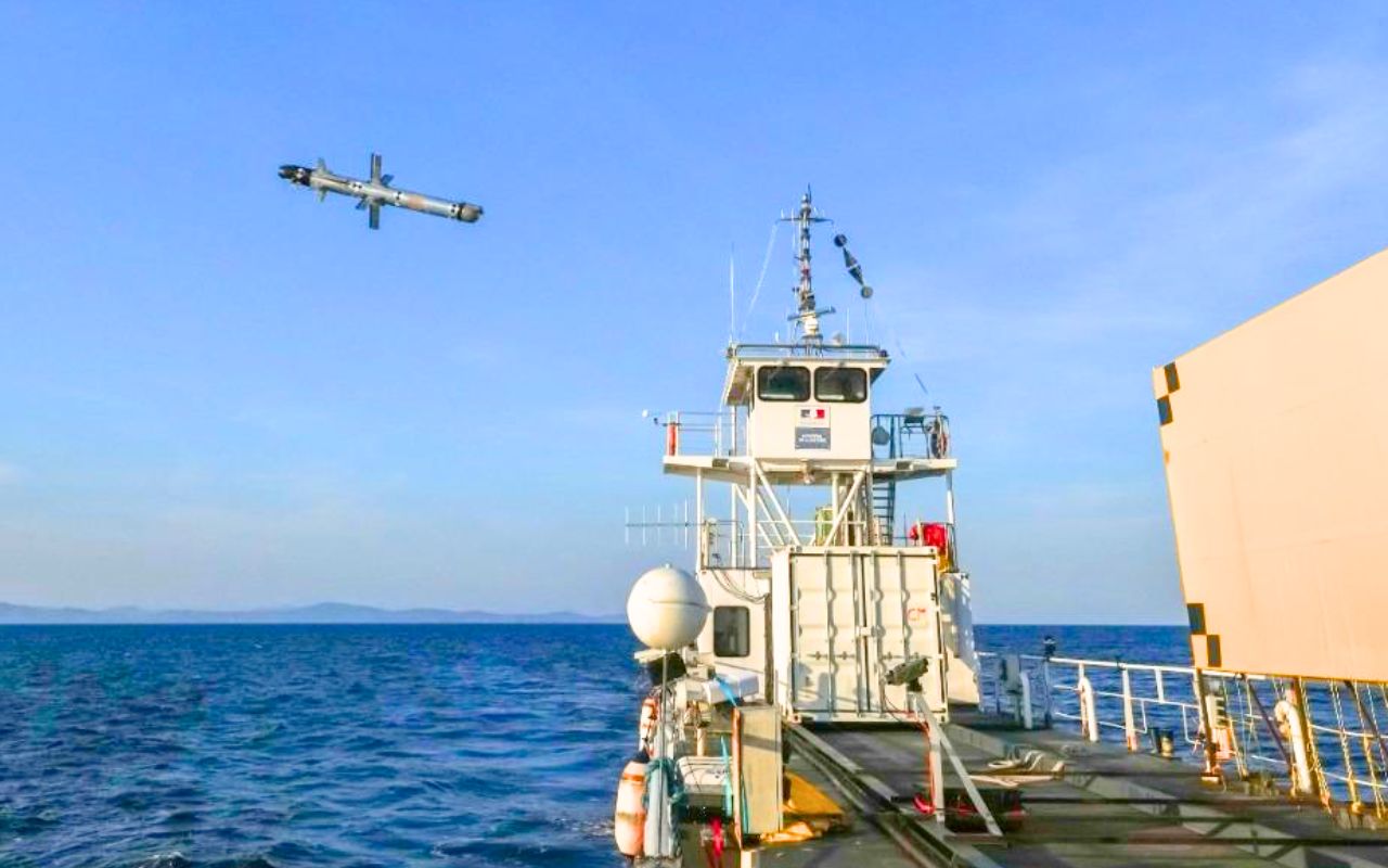 La France prouve qu'elle n'a besoin de personne pour frapper en mer : l'AKERON LP validé depuis l'Île du Levant détruit blindés, navires et hélicoptères et change de cible en vol