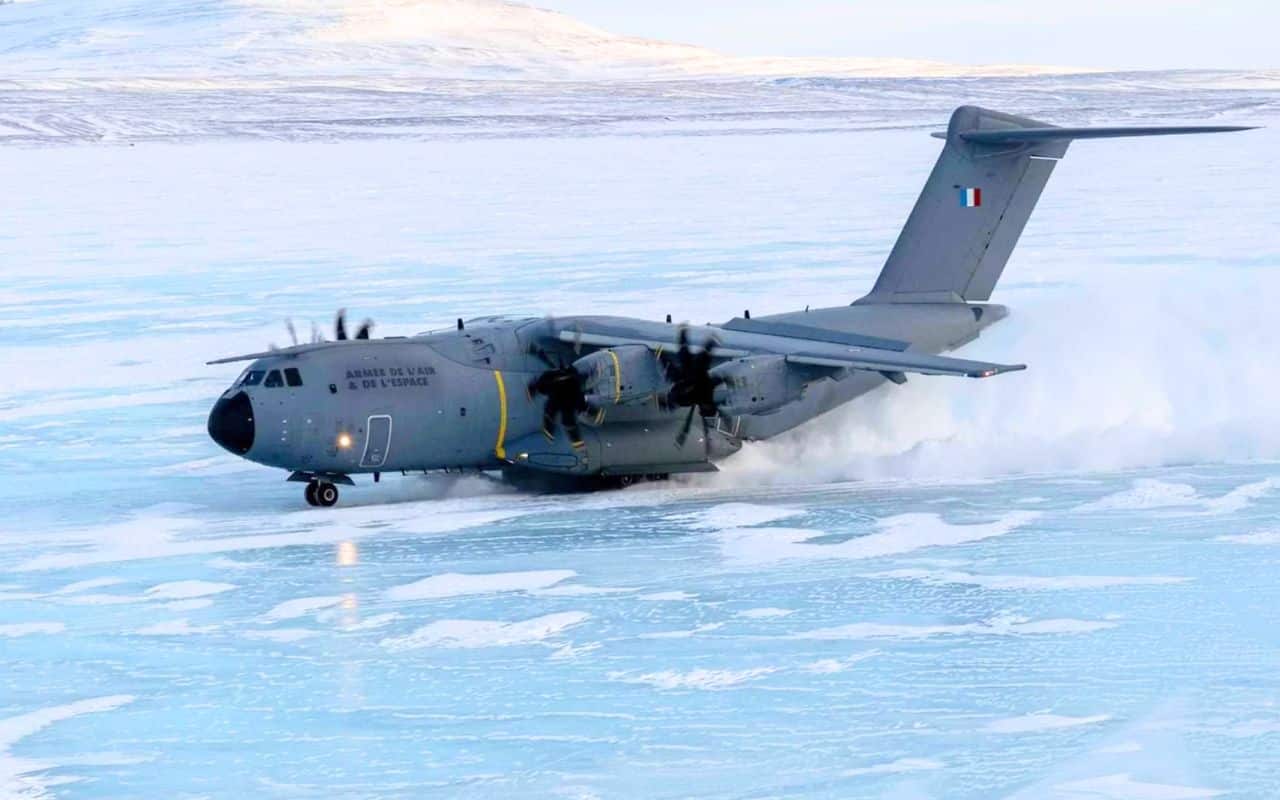 La France réussit ce que très peu d’armées osent tenter : son A400M se pose sur la banquise et change déjà la donne dans l’Arctique