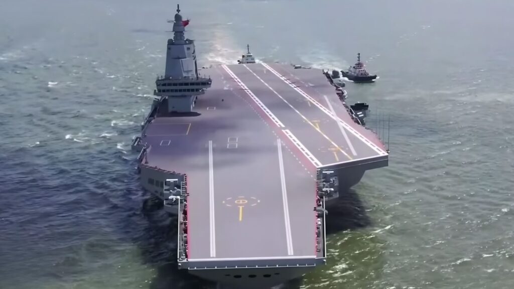 Le Fujian et ses 80 000 tonnes était déjà le plus gros porte-avions non-nucléaire du monde mais la Chine voit encore plus grand avec le futur Type 004.