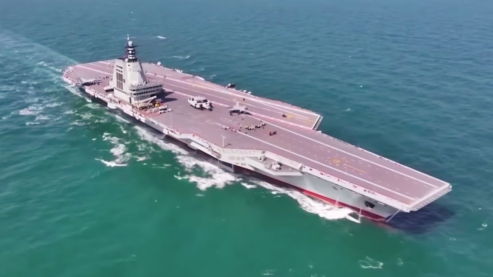 La Chine pourra embarquer 105 appareils sur son nouveau porte-avions atomiques de 120 000 tonnes contre « seulement » 75 sur l'USS Gerald R.Ford