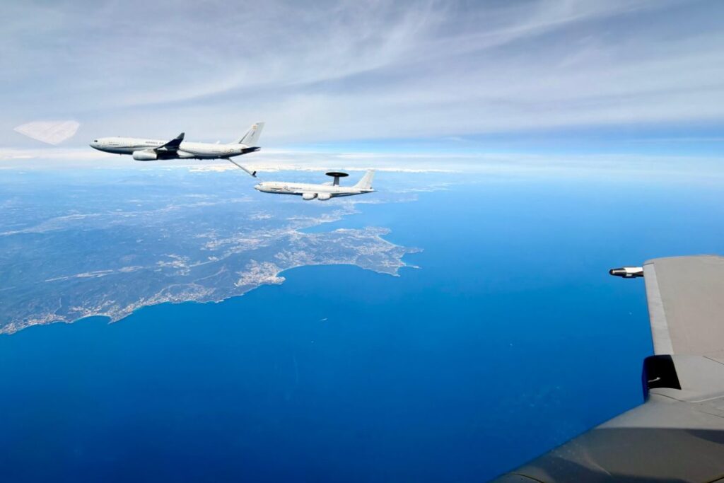 On peut apercevoir l’E-3F AWACS ravitaillé par le A330 MRTT Phénix.