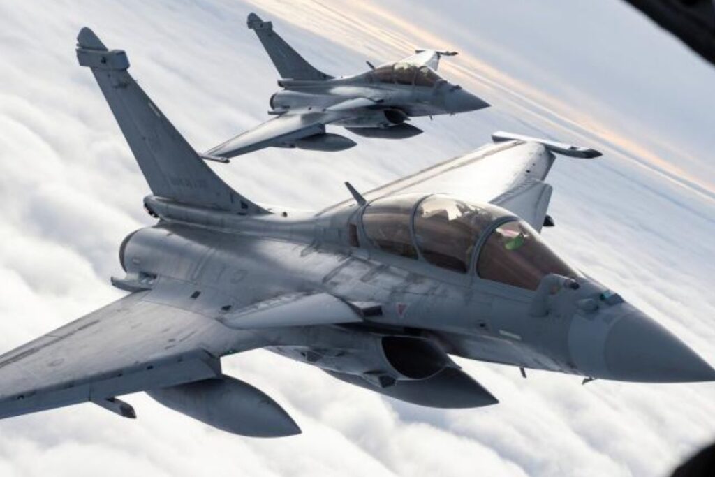 Deux Rafale biplace de la 4ème escadre de chasse dans le ciel balte. - crédit : Armée de l'Air et de l'Espace