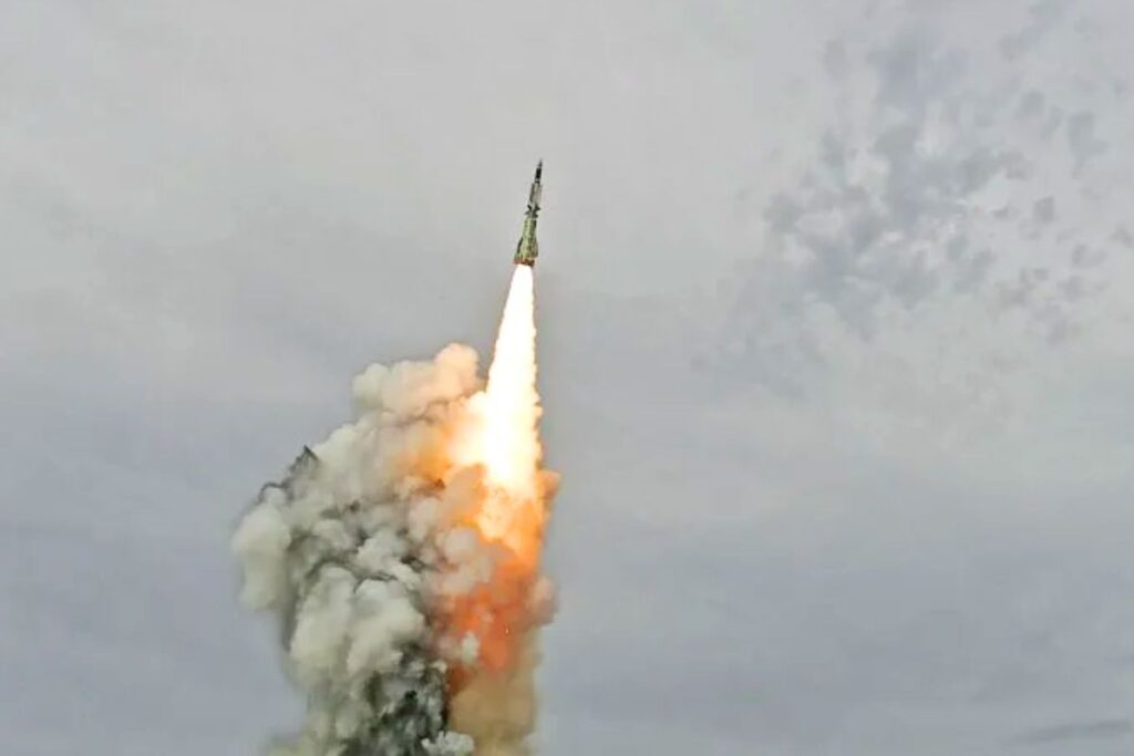 Le missile ASTER 30, développé par MBDA, constitue l’un des piliers de la défense aérienne et antimissile européenne, aussi bien sur terre qu’en mer.Conçu pour la protection de zone, il affiche des caractéristiques impressionnantes : 450 kg, 4,9 mètres de long, pour un diamètre de 180 mm, avec une capacité d’interception à longue portée contre des menaces complexes comme les missiles balistiques ou hypersoniques. Sa particularité repose sur le système de pilotage « PIF-PAF », combinant contrôle aérodynamique et poussée vectorielle directe, lui permettant d’atteindre une agilité exceptionnelle et une capacité « hit-to-kill » contre des cibles très manœuvrantes. Intégré notamment dans le système SAMP/T ou dans les systèmes navals comme Sea Viper, il s’impose aujourd’hui comme l’un des systèmes les plus avancés en matière de défense aérienne moderne - crédit : MBDA
