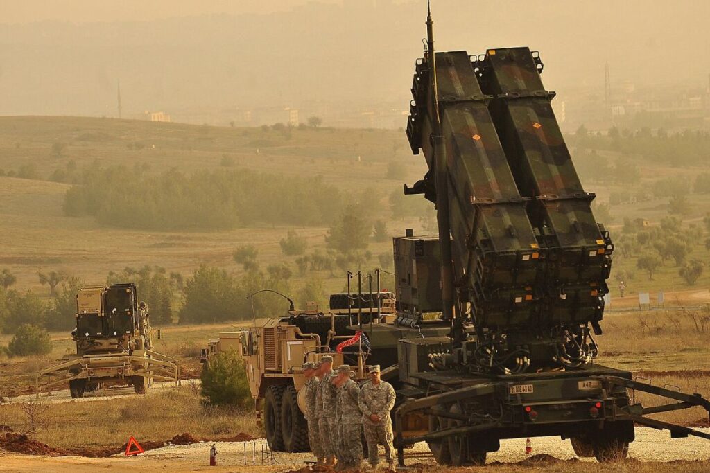 Le MIM-104 Patriot est un système américain de défense aérienne et antimissile développé par Raytheon, capable d’intercepter avions, missiles de croisière et missiles balistiques selon les versions.Déployé depuis 1984, il existe en plusieurs standards, du PAC-2 au PAC-3, ce dernier étant conçu pour la frappe directe « hit-to-kill » et aujourd’hui au cœur de nombreuses défenses aériennes occidentales. Crédit : Wikimedia Foundation.