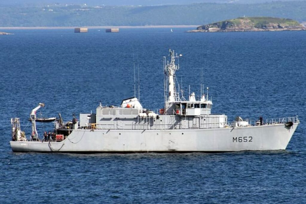 La Classe Tripartite, également connue en France sous le nom de classe Éridan, regroupe une série de chasseurs de mines conçus conjointement par la Marine nationale, la marine belge et la Marine royale néerlandaise dans les années 1970.Mis en service entre 1981 et 1995, ces navires de 51,5 m pour 560 tonnes sont construits en matériaux composites afin d’être amagnétiques, évitant ainsi de déclencher les mines. Leur propulsion combine un moteur diesel principal et des turbines spécifiques permettant une navigation discrète lors des opérations de déminage. Équipés de sonars avancés et de drones sous-marins filoguidés comme les « PAP » développés par Exail, ils sont capables de détecter, identifier et neutraliser les mines jusqu’à plusieurs dizaines de mètres de profondeur. Produits à 40 exemplaires, ces bâtiments ont été largement exportés (Pakistan, Indonésie, Lettonie, Bulgarie) et engagés notamment lors de la guerre du Golfe, où ils ont contribué à la destruction de centaines de mines marines.