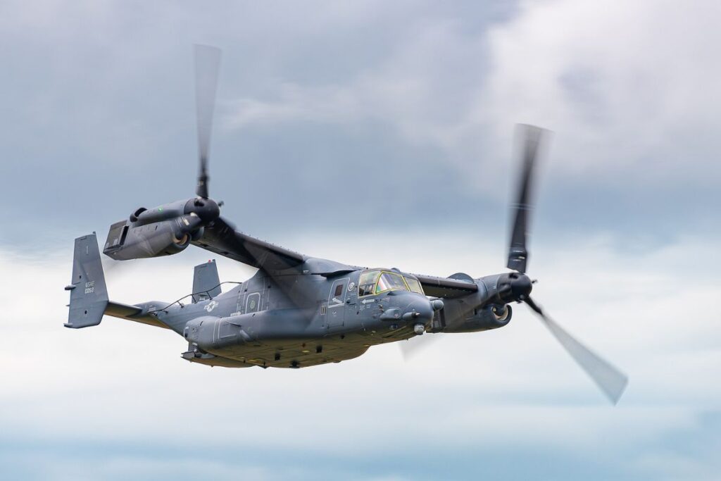 Le AE1107 équipe déjà le BV-22 Osprey comme ici cet exemplaire de l’United States Air Force (immatriculation 11-0058) photographié lors du Royal International Air Tattoo 2023, le 16 juillet 2023.Cliché réalisé par Julian Herzog avec un appareil Nikon D750 équipé d’un téléobjectif 200–500 mm.