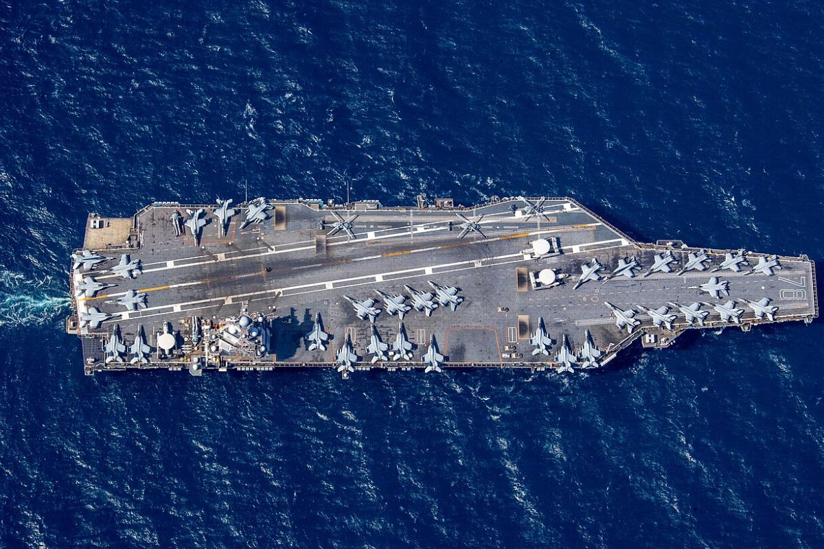 Avec ses 112 000 tonnes, le plus grand porte-avions du monde va battre en mai un record qui révèle l'état de tension extrême de l'US Navy