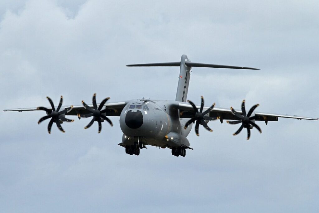 Un Airbus A400M Atlas en vol lors d’une mission d’entraînement au-dessus de Séville, site d’assemblage principal de l’appareil.Photographie réalisée en 2020 lors d’un passage de démonstration pour la Royal Air Force.
Conçu par Airbus Defence and Space, l’A400M est un avion de transport militaire polyvalent entré en service en 2013.
Il est capable de transporter jusqu’à 37 tonnes de fret sur plusieurs milliers de kilomètres, tout en pouvant se poser sur des pistes sommaires de moins de 1 000 mètres.
Avec ses quatre turbopropulseurs TP400-D6 et ses commandes de vol électriques, il combine performances stratégiques et agilité tactique, à mi-chemin entre un Lockheed C-130 Hercules et un Boeing C-17 Globemaster III.